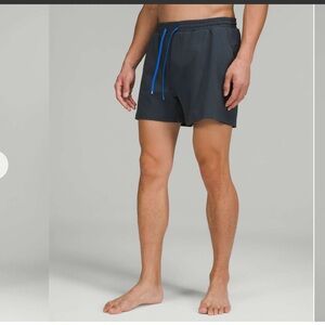 Lululemon Pool Short 5"
Graphite Grey / Blazer Blue Tone